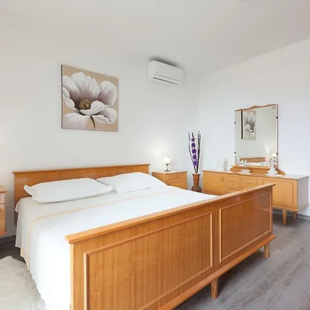 Turtle Gardens Apartment *